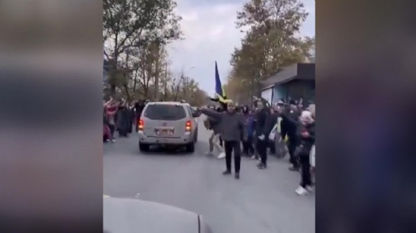 Rus birliklerinin geri çekildiği Herson’da Ukraynalılar kutlama yapıyor